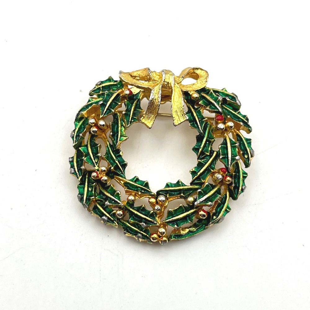Vintage Christmas Wreath Brooch Gold Tone Green Enamel Holly Berry Pin 1.25"